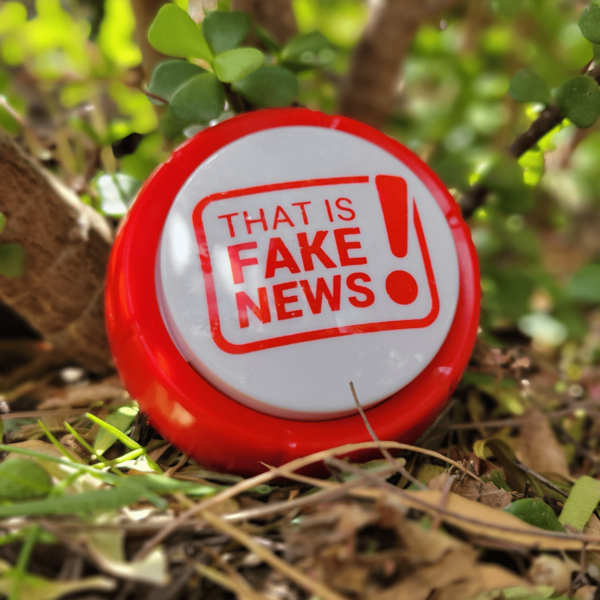 Donald Trump Fake News Button - 11 Fake News Quotes in Real Voice - Batteries Included